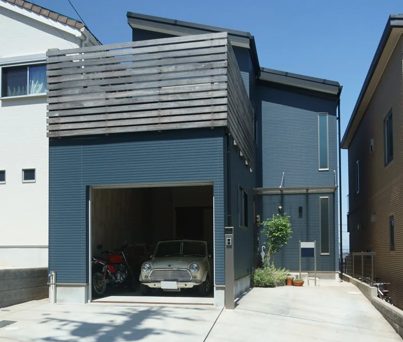 車とバイクを収めたインナーガレージのある住まい